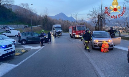 Scontro tra auto, ferite una novantenne e una bimba