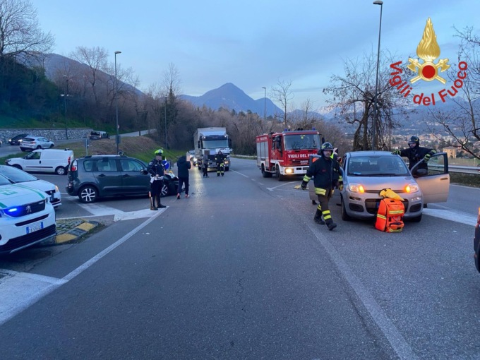 Scontro tra auto, ferite una novantenne e una bimba