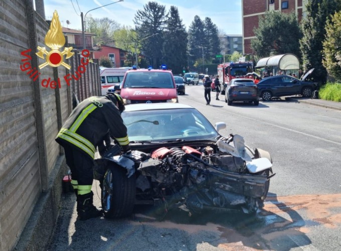 Carambola tra automobili, quattro feriti