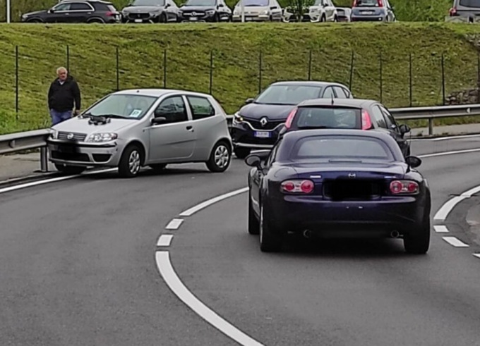 Auto contro il guard rail, soccorse due persone