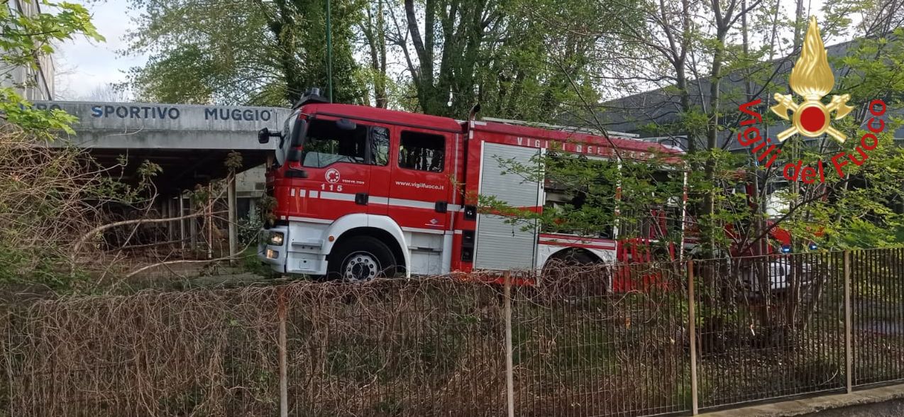 Como incendio in centro sportivo in disuso vigili del fuoco