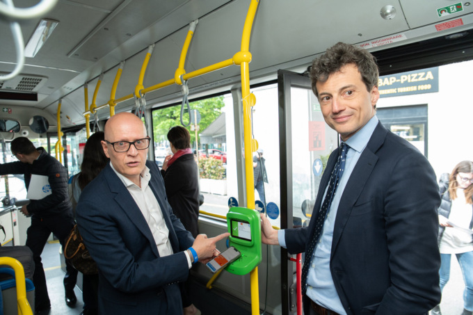 Sugli autobus si paga contactless con SwipeOnLake