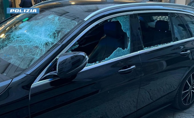 Auto presa a sprangate, arrestato un 23enne