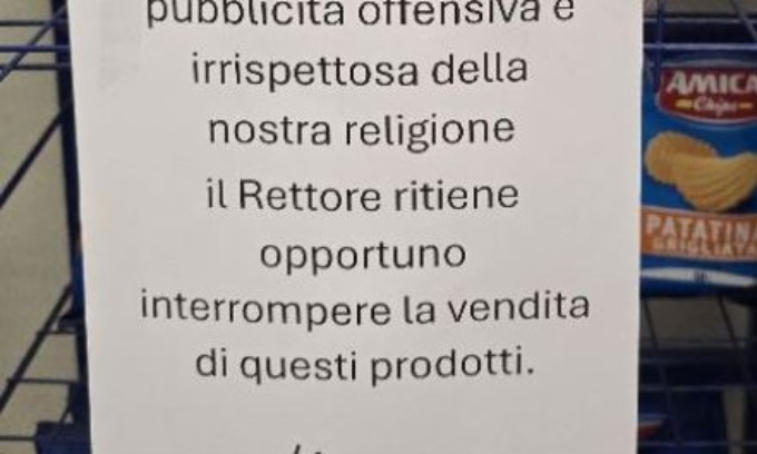 “Lo spot di Amica Chips è blasfemo”: il rettore del Collegio interrompe la vendita