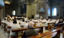 Un centinaio di sacerdoti in preghiera col cardinale Oscar Cantoni