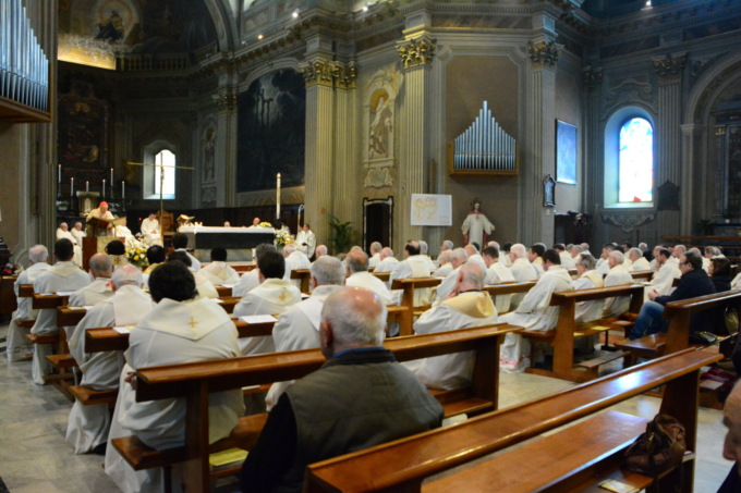 Un centinaio di sacerdoti in preghiera col cardinale Oscar Cantoni