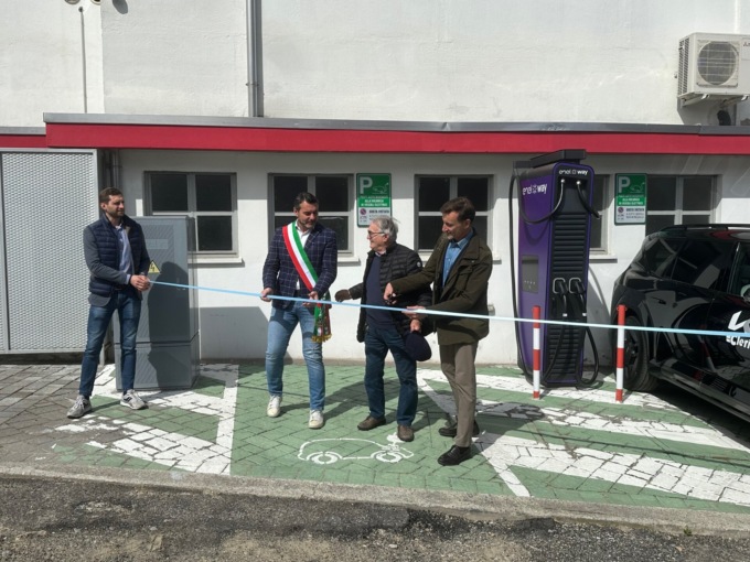 Inaugurata la prima colonnina fast da 100Kw per ricaricare auto elettriche