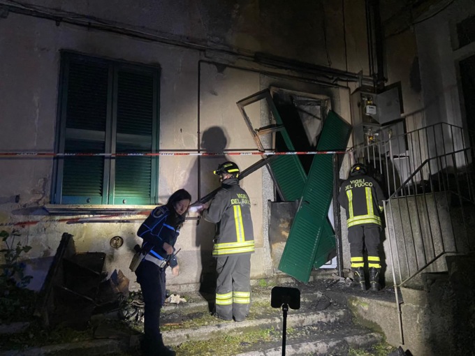 Incendio in via Volta: una donna in ospedale e strada chiusa per tre ore