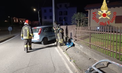 Sbanda con l'auto, va a sbattere e provoca una fuga di gas