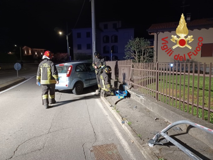 Sbanda con l’auto, va a sbattere e provoca una fuga di gas