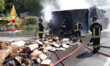 Prende fuoco il compattatore di rifiuti: paura a Cantù