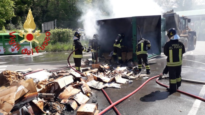 Prende fuoco il compattatore di rifiuti: paura a Cantù