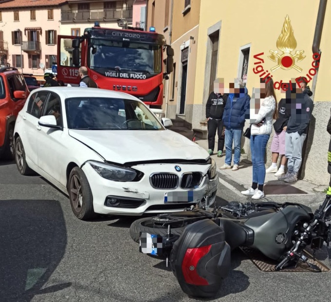 Scontro tra auto e moto a San Fedele Intelvi: centauro in ospedale
