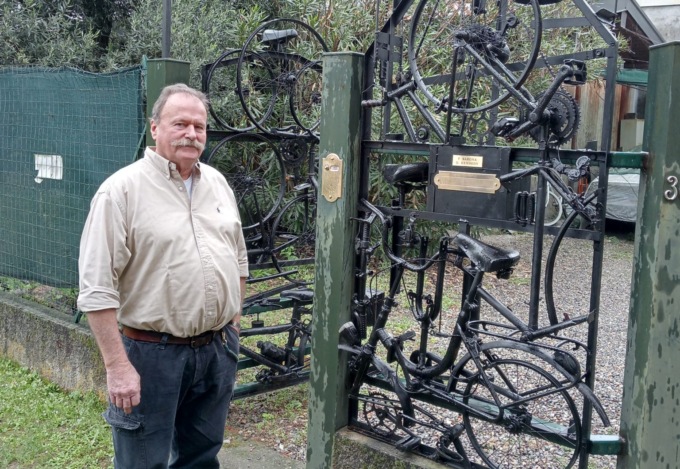 Un cancello creato con i telai delle bici