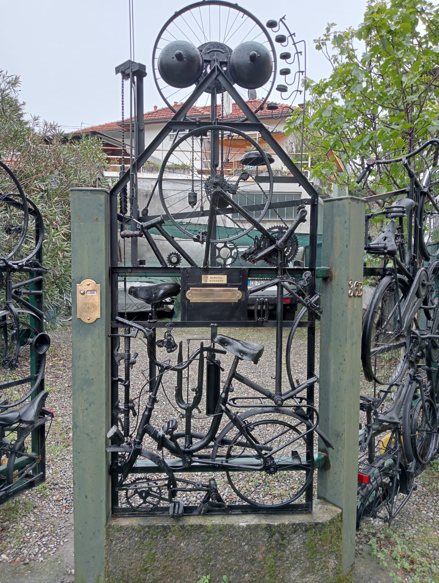 Un cancello creato con i telai delle bici