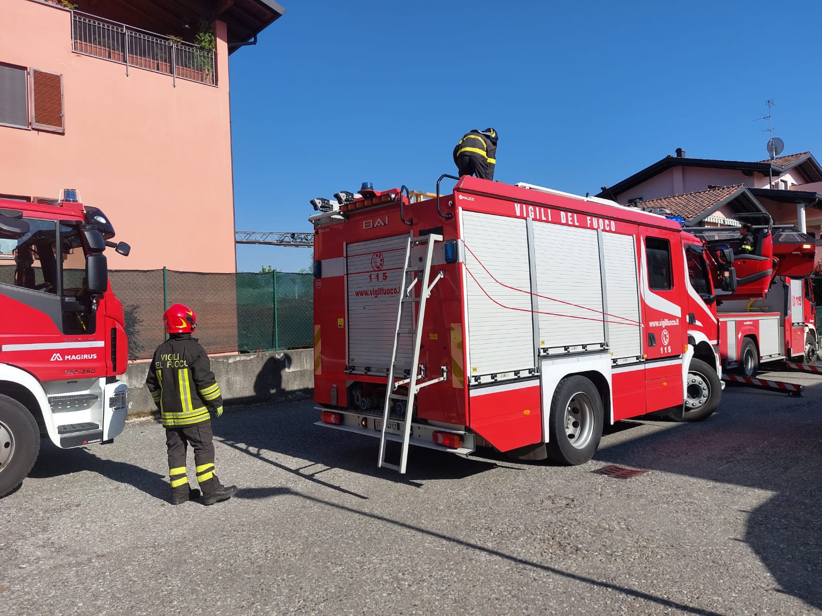 Fino Mornasco incendio condizionatore pompieri vigili del fuoco