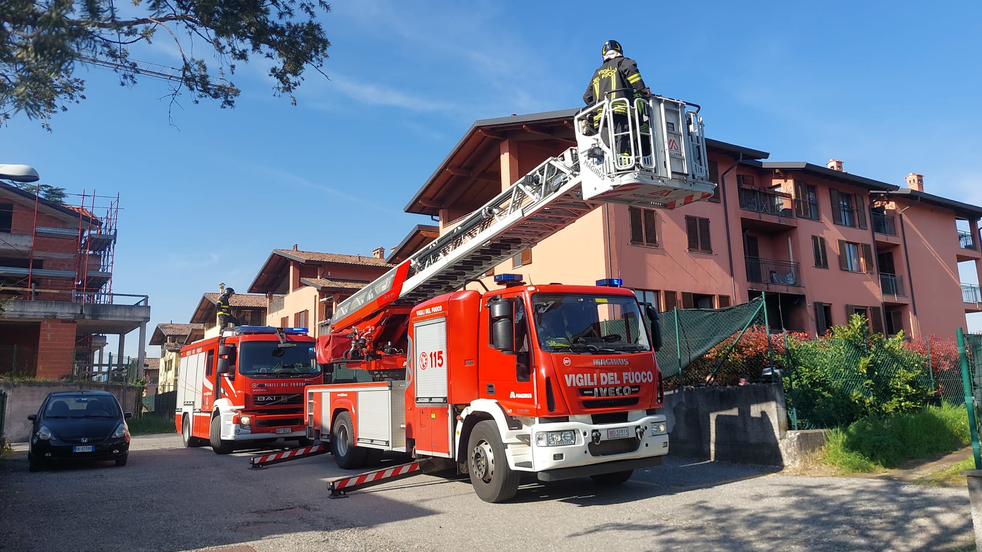 Fino Mornasco incendio condizionatore pompieri vigili del fuoco