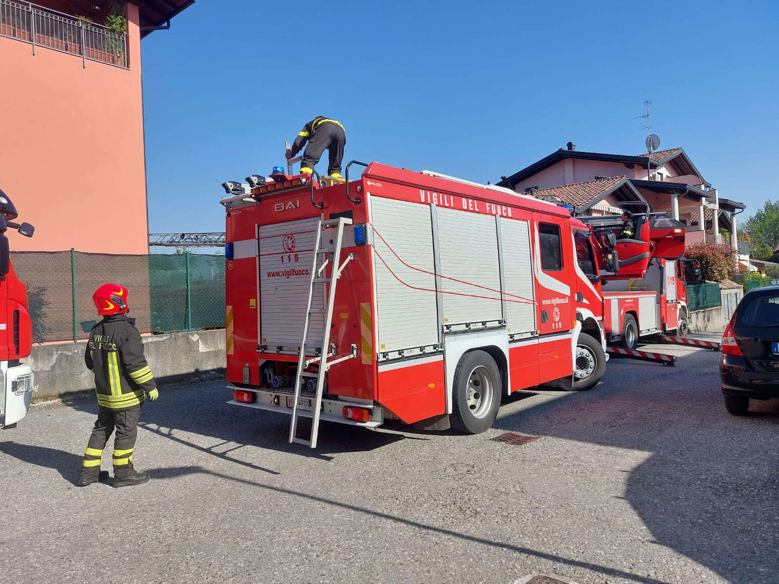 Fino Mornasco incendio condizionatore pompieri vigili del fuoco