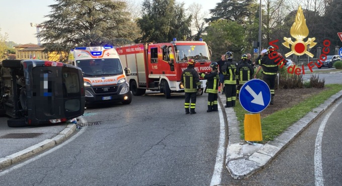 Incidente a Erba: auto ribaltata
