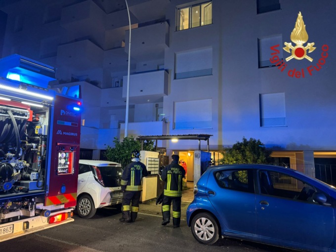 Prende fuoco una lampada: donna salvata dal vicino ex Vigile del fuoco