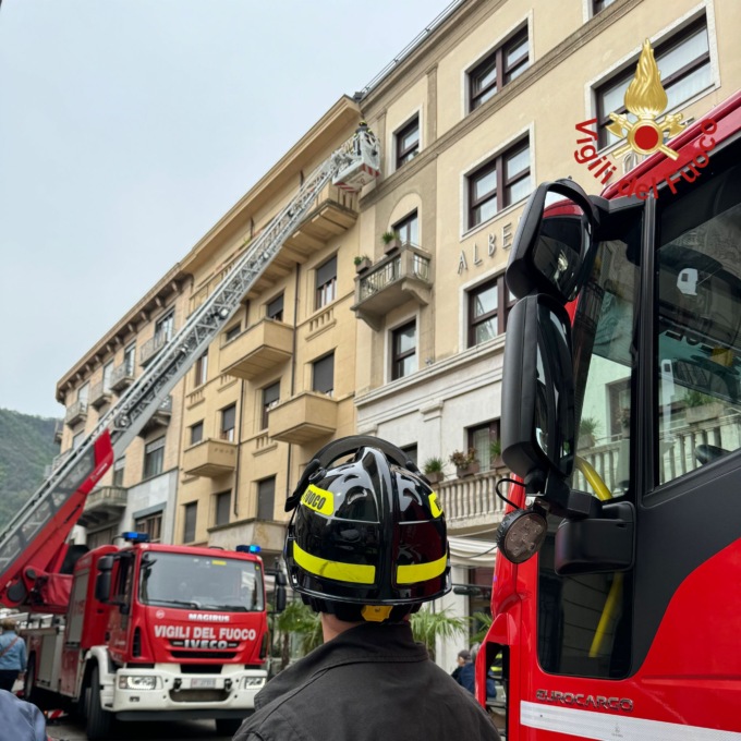 Intervento urgente dei Vigili del fuoco per distacco di intonaco