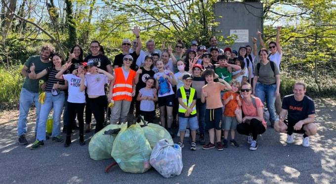“Clean-up day”: bambini e ragazzi insieme per pulire le strade