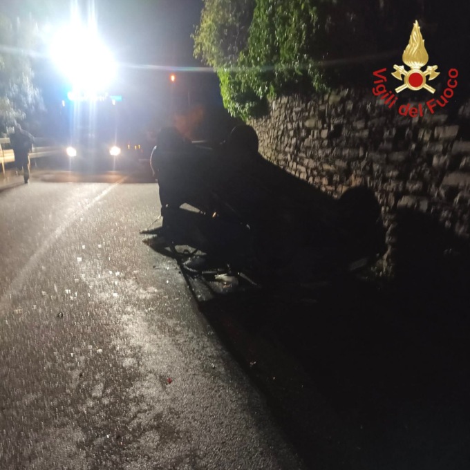 Incidente stradale, auto si ribalta