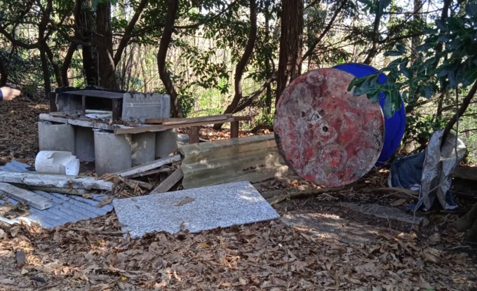 Spaccano e devastano l’oasi nel bosco a Baragiola