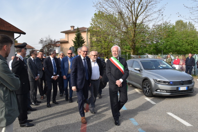 Ministro dell’Istruzione in vista alla primaria di Caslino al Piano