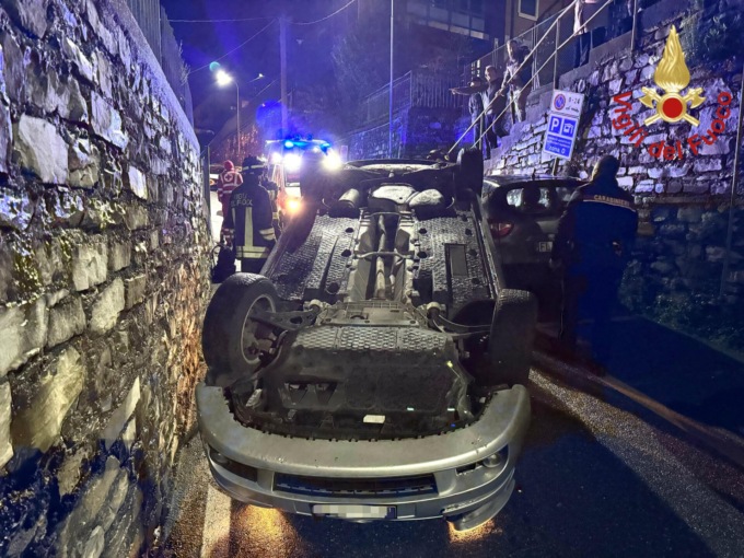 L’auto urta la ringhiera e si ribalta