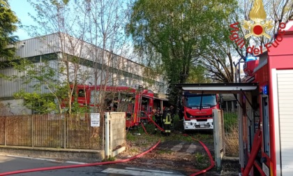 Incendio in un centro sportivo in disuso