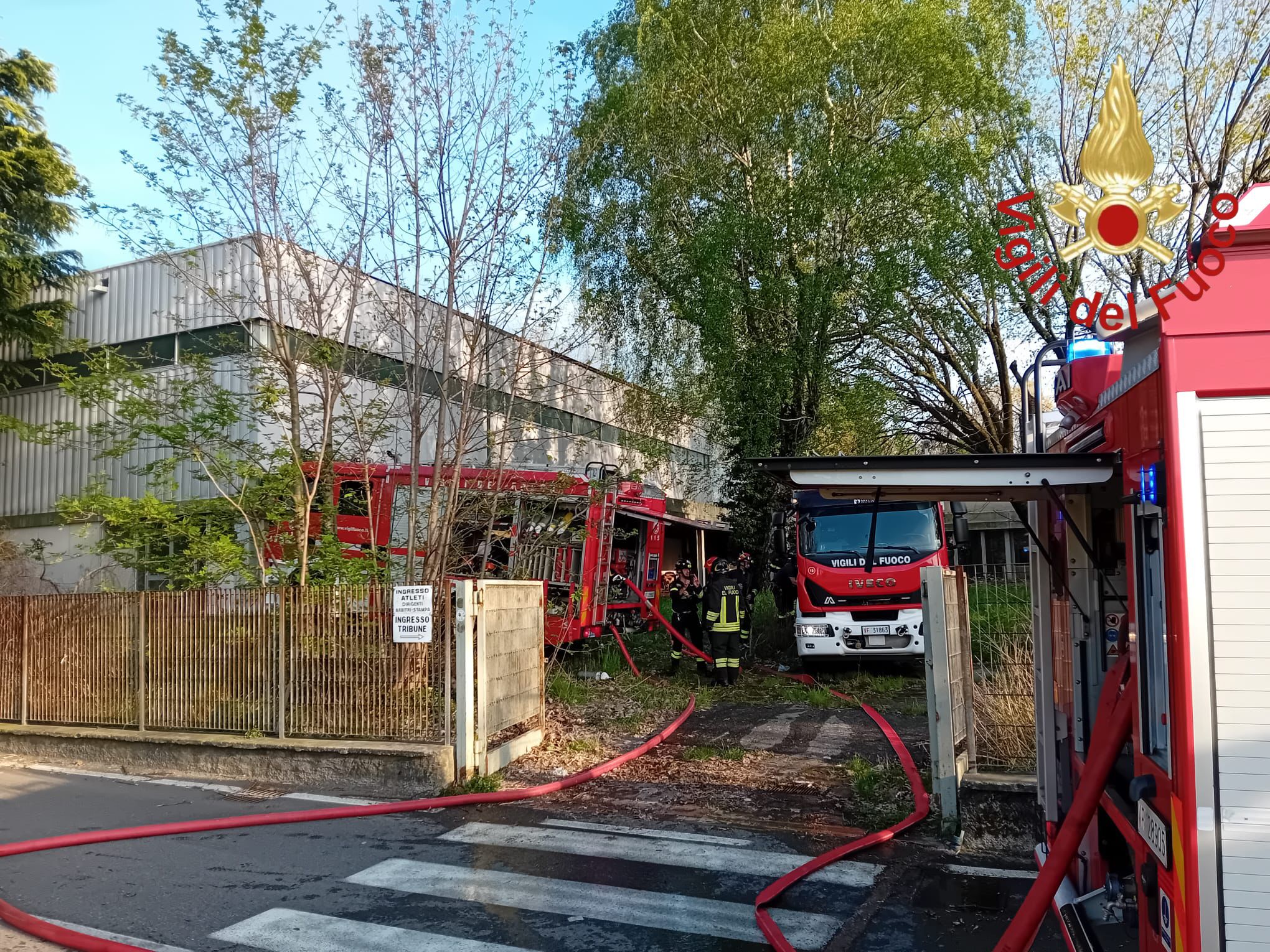 Como incendio in centro sportivo in disuso vigili del fuoco