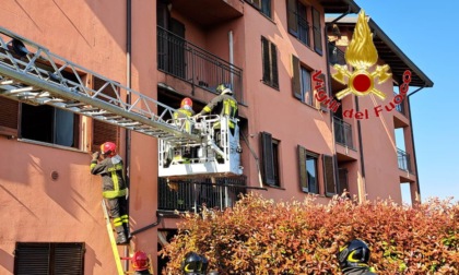 Incendio al primo piano di un’abitazione, nessun ferito grave