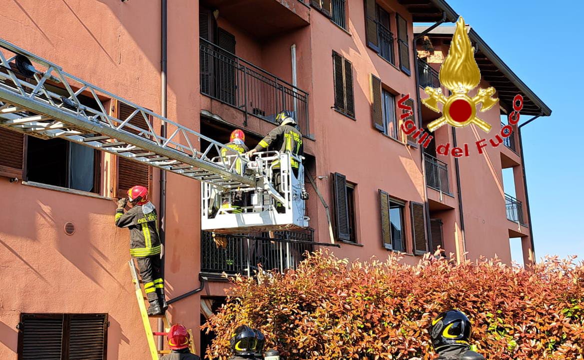 Fino Mornasco incendio condizionatore pompieri vigili del fuoco