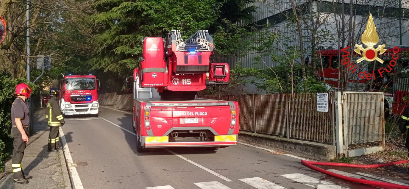 Como incendio in centro sportivo in disuso vigili del fuoco