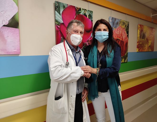 L’artista comasca dona i quadri alla pediatria del Sant’Anna