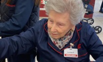 Cassiera per un giorno a 90 anni: "nonna" Lucina  realizza il suo sogno grazie ai Nipoti di Babbo Natale