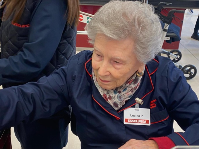 Cassiera per un giorno a 90 anni: “nonna” Lucina  realizza il suo sogno grazie ai Nipoti di Babbo Natale