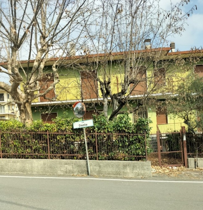 Strani via vai e movimenti sospetti in una casa disabitata di via Dante