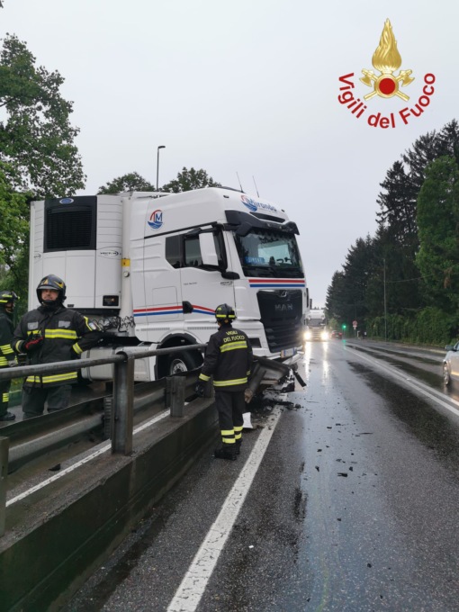 Autotreno incastrato nello spartitraffico