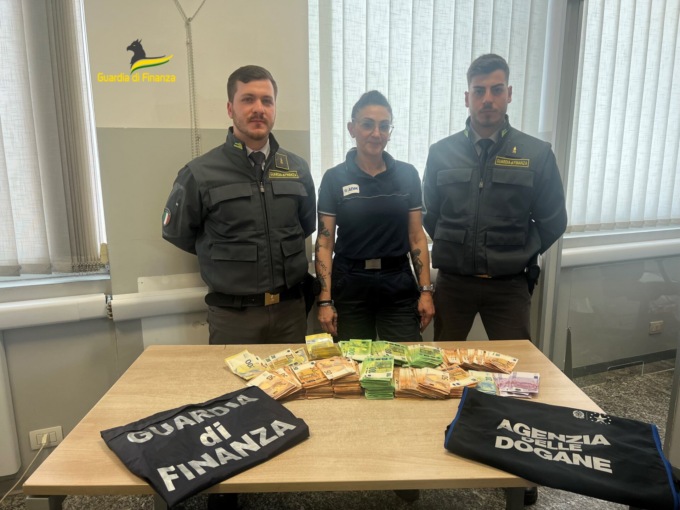 Passa al valico di Brogeda con oltre 200mila euro: c’è il sequestro della Finanza