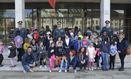 Scuola primaria in visita al comando della Guardia di Finanza