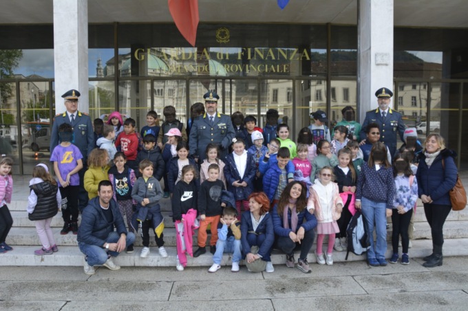 Scuola primaria in visita al comando della Guardia di Finanza