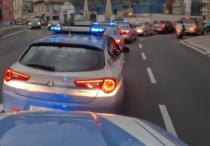 Viaggiavano senza patente e senza casco su una moto rubata