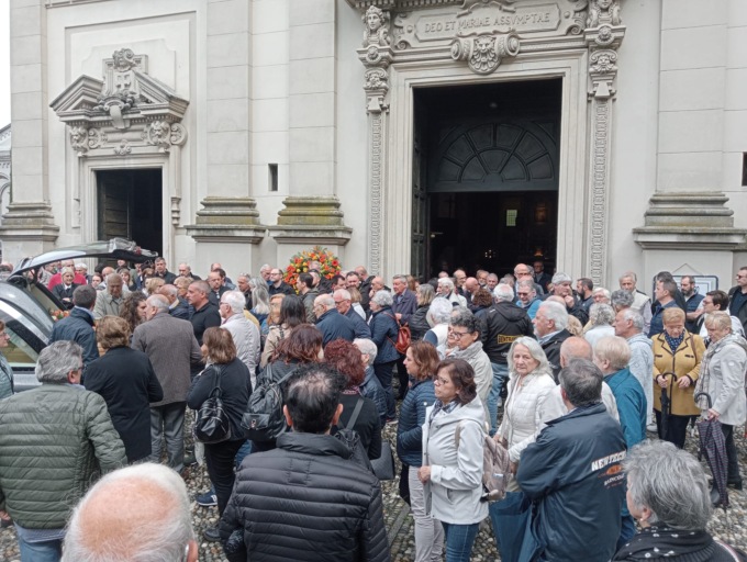L’ultimo saluto a Cantù a Mario Porro