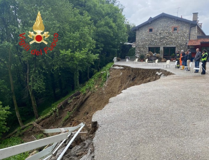 Maltempo: crolla un pezzo di strada ad Albese
