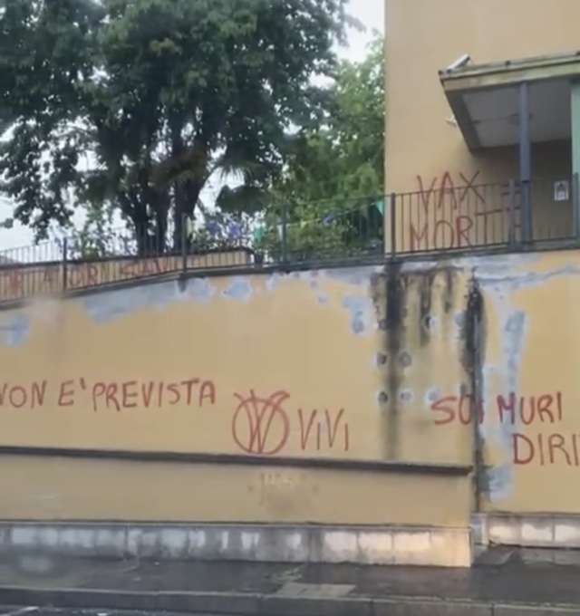 Raid no vax vandalizza la scuola di via San Gerardo