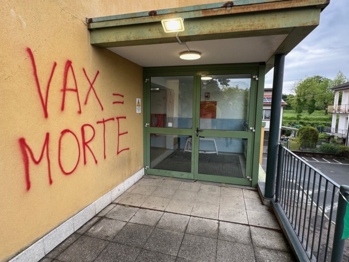 Identificati i “no vax” autori di scritte diffamatorie