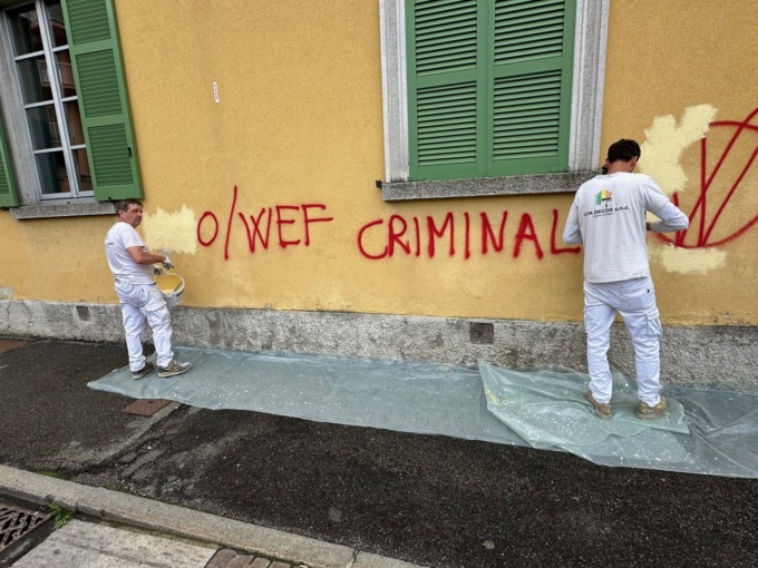 Cancellate le scritte del raid no vax sulla scuola primaria