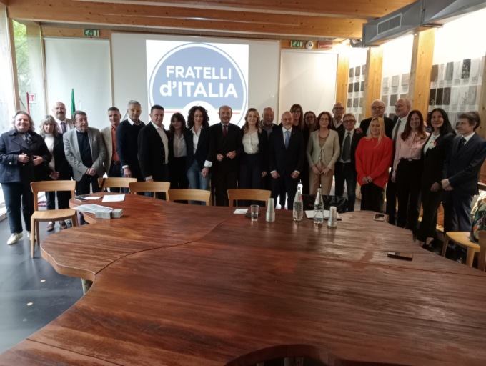Fratelli d’Italia presenta i suoi candidati a Cantù: “Competenze e professionalità”